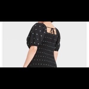 Women’s Square Neck Puffed Short Sleeve smocked top.